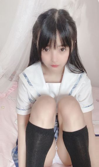 变成黑皮肤女孩和朋友在一起